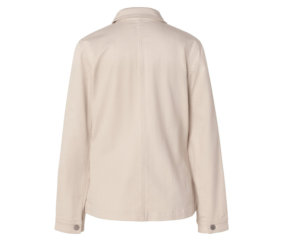 Hátulnézet egy homokszínű, hosszú ujjú, gombos kabátról.