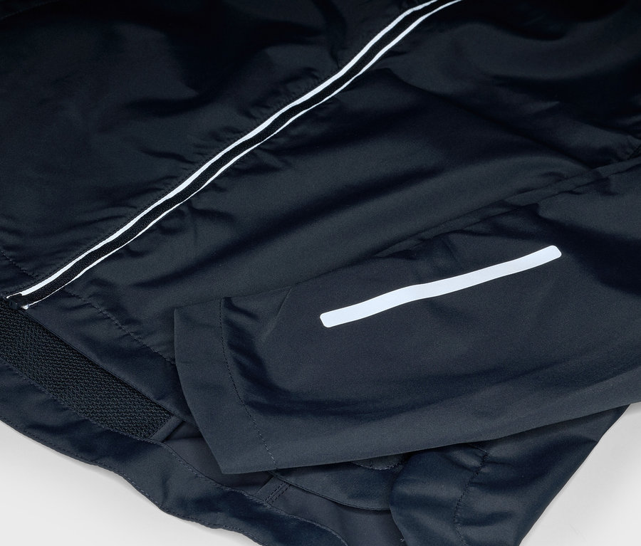 Egy fekete kabát közeli képe fehér csíkokkal.