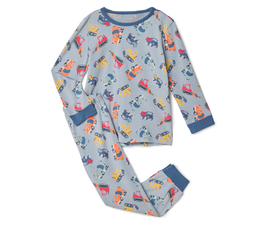 Egy szürke, építőipari jármű mintás pizsama fekszik egy fehér háttéren.