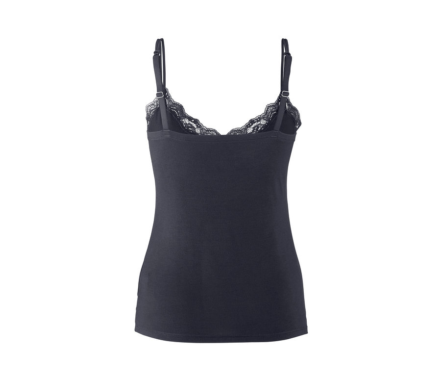 Hátulnézet egy fekete, csipkés, állítható pántos női trikóról.