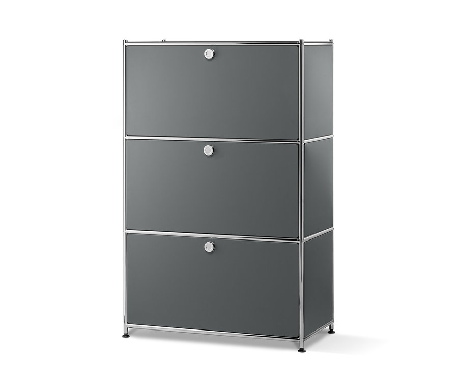 Szürke fémpolc három lenyíló ajtóval.