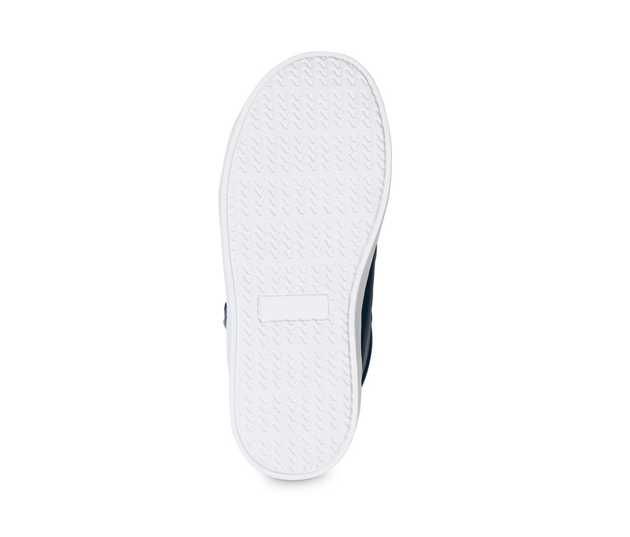 Egy kislány sötétkék sneaker cipő talpa.