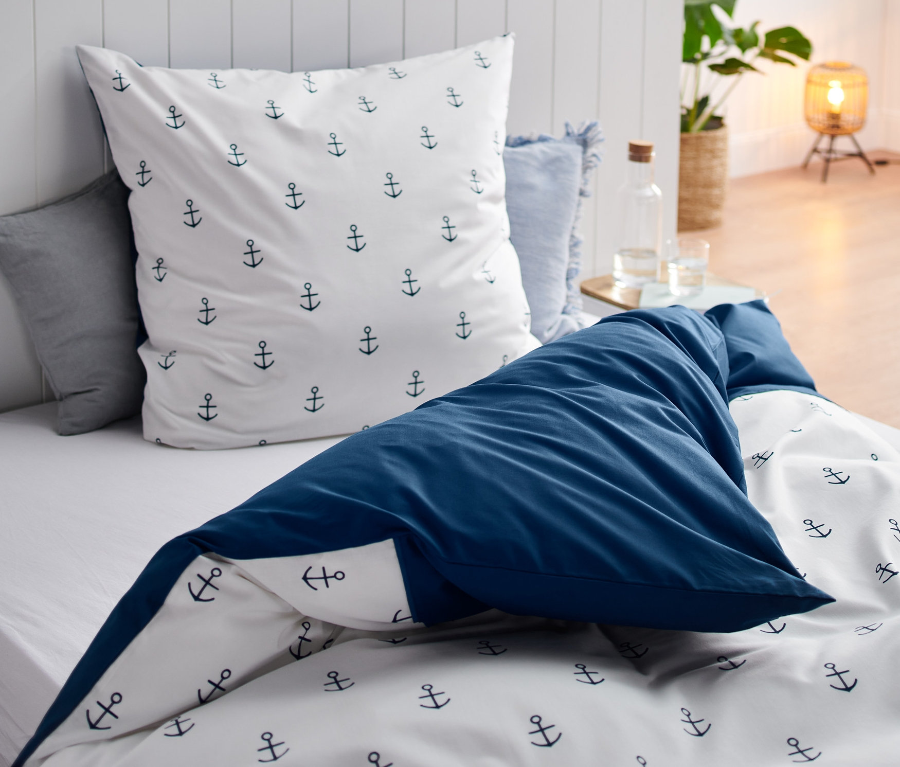 Renforcé ágynemű, normál méret horgony mintával egy ágyon.