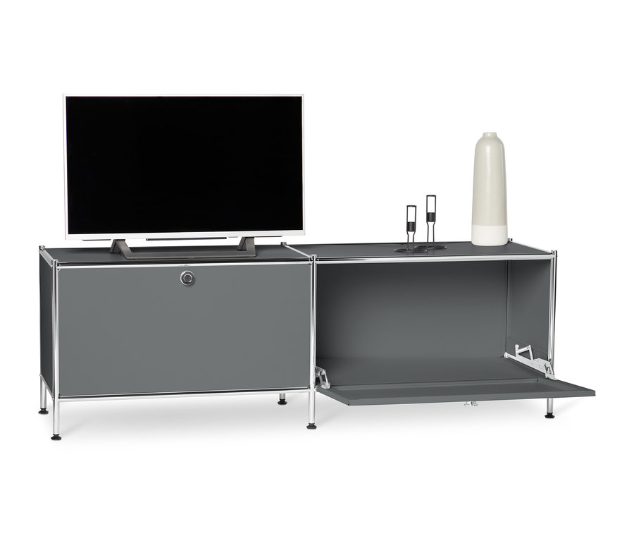 Szürke fém TV állvány 2 ajtóval, tetején TV-vel.