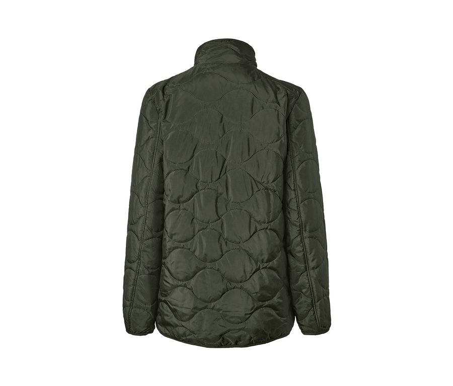 Egy női steppelt kabát hátulnézeti részlete.