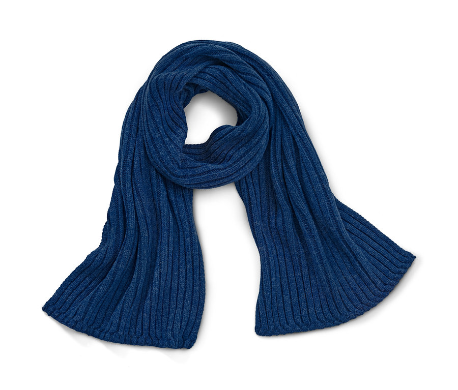 Egy kék kötött gyapjú sál fekszik egy fehér háttéren.