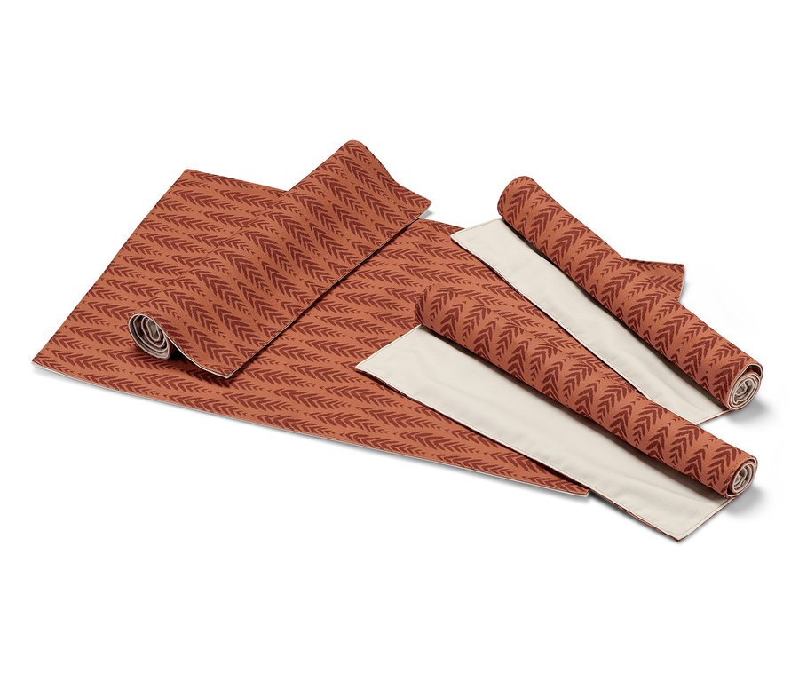 Kiterített és feltekert 4 kétoldalas tányéralátét, terrakotta/bézs, 33x48 cm, terrakotta színű levélmintával, bézs háttérrel.