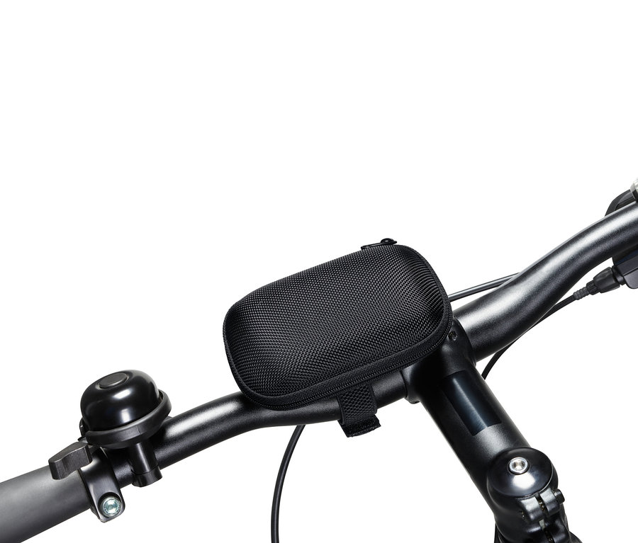 Egy fekete táska van rögzítve egy kerékpár kormányára.