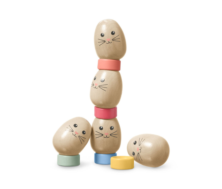 Tojás toronyépítő játék, nyuszis, négy egymásra és egymás mellé rakott, nyuszifigurás tojással.