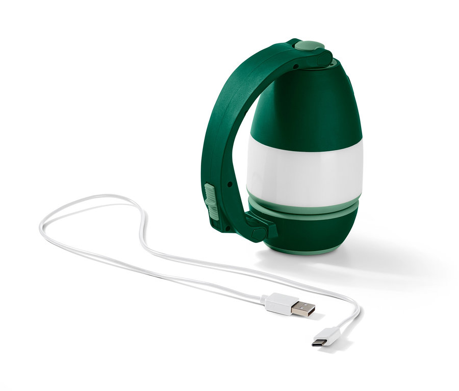 Egy zöld, fehér csíkos multifunkciós kempinglámpa töltőkábellel.