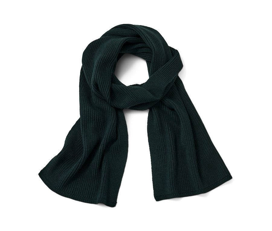 Egy sötétzöld kötött sál fekszik egy fehér háttéren.