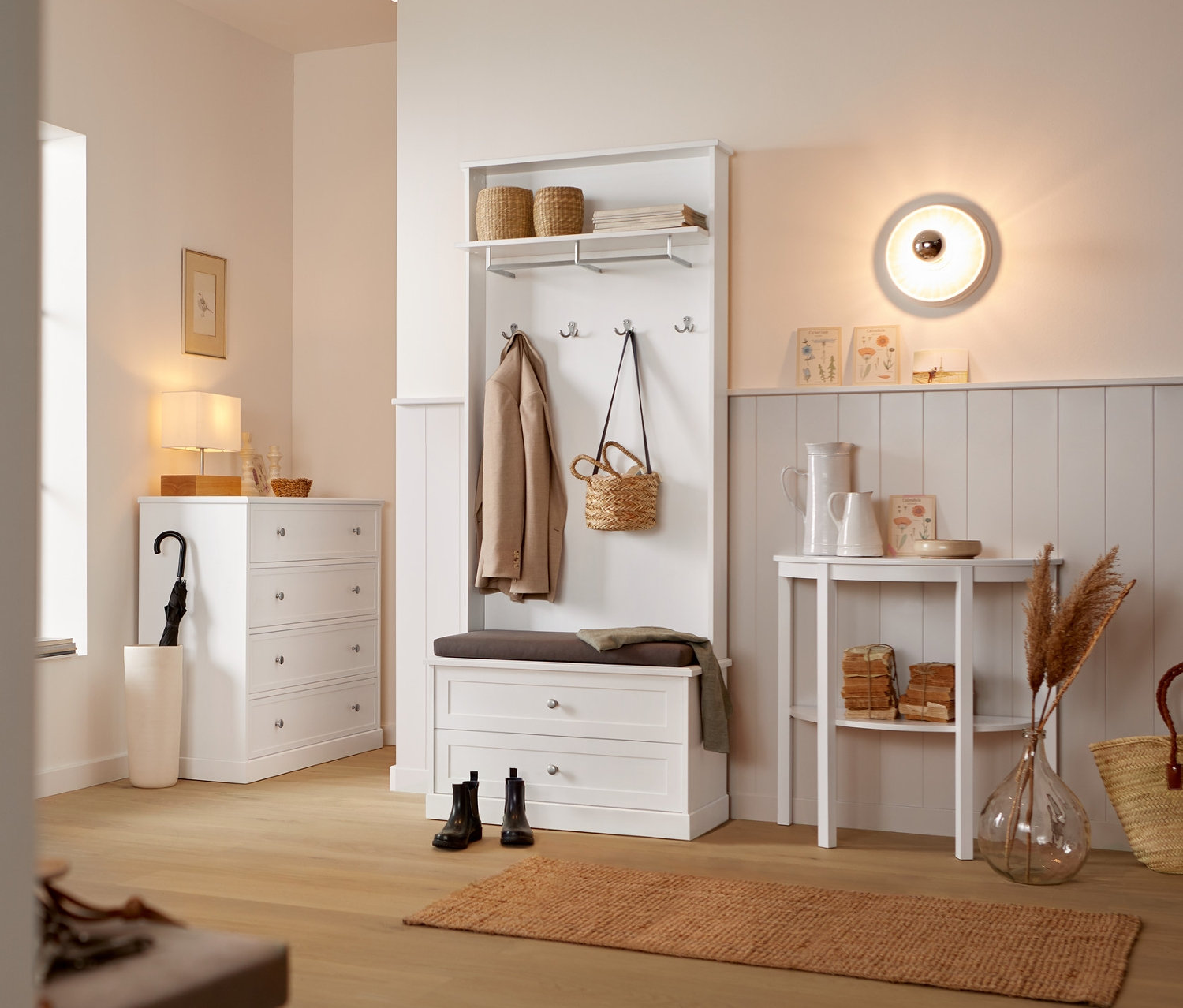 Belső tér mennyezeti lámpával és előszobabútorral.