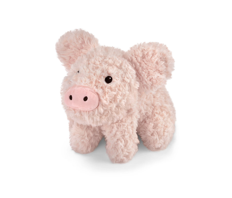 Egy malac plüssállat áll fehér háttér előtt.