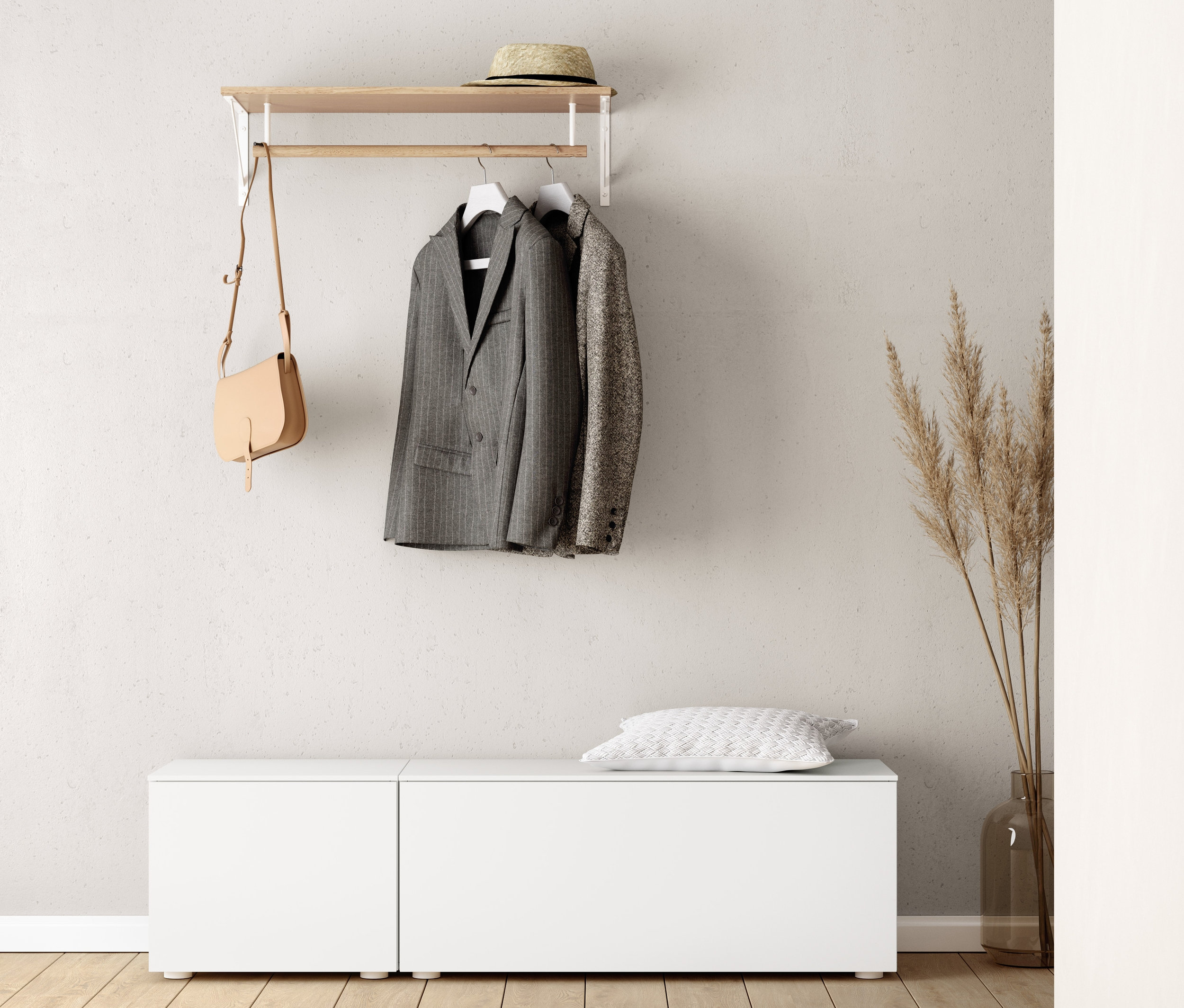 A falon egy fali fogas, alatta egy kb. 50 cm-es és egy kb. 100 cm-es ülőpad található. A fogason egy zakó és egy kézitáska lóg. Az ülőpadon egy párna van.