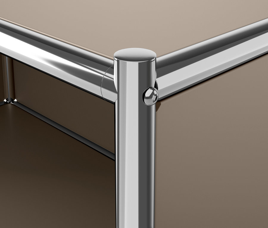 A szürkésbarna CN3 fémkomód sarkának részlete.