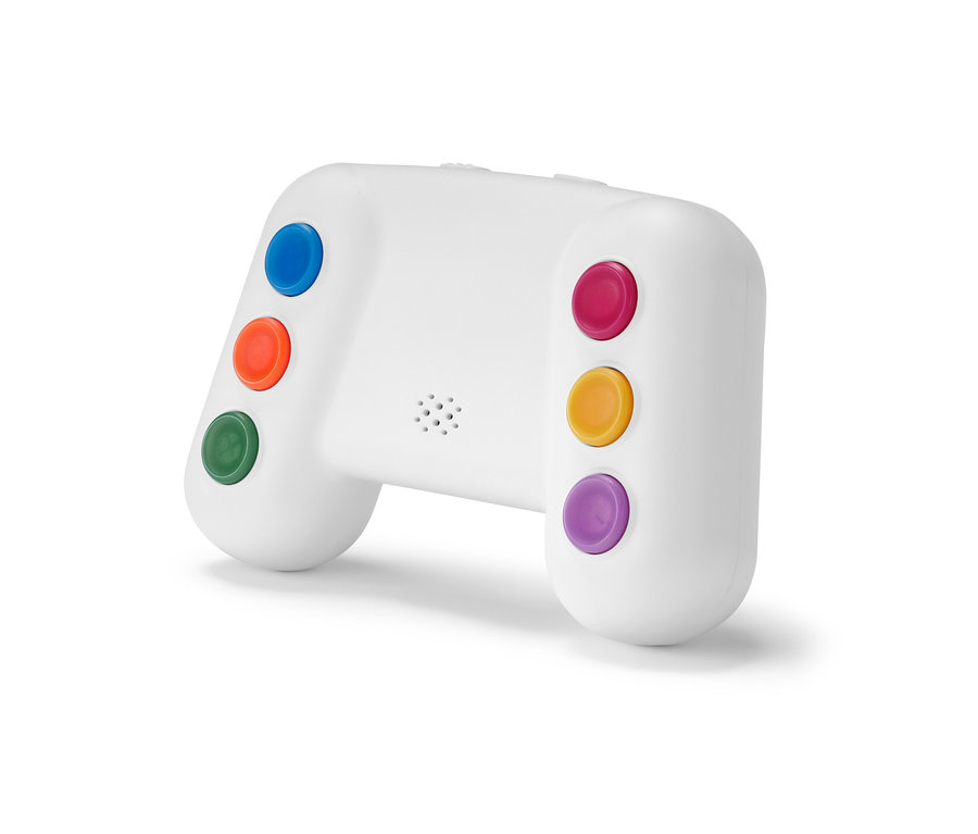 Közeli kép egy elektronikus memóriajátékról, színes gombokkal.