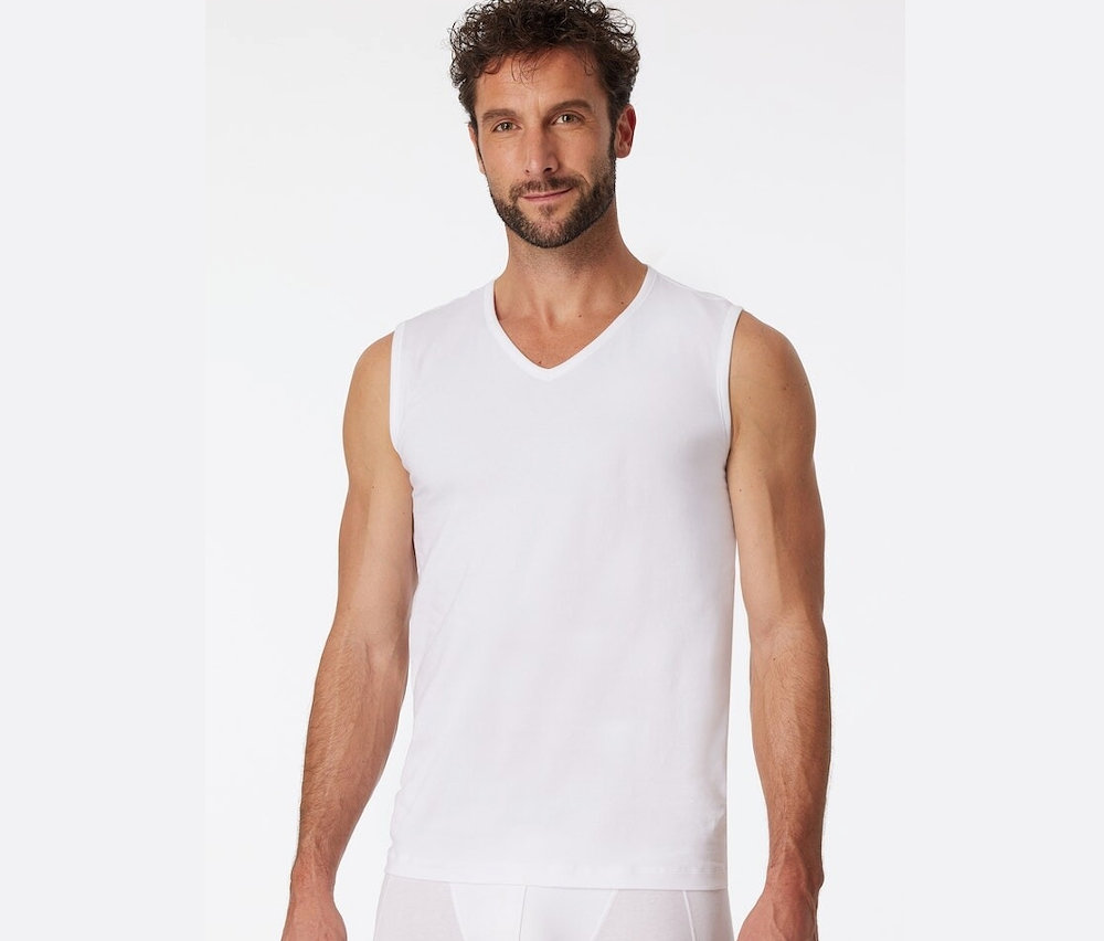Férfi fehér SCHIESSER ujjatlan felsőt visel biopamutból.