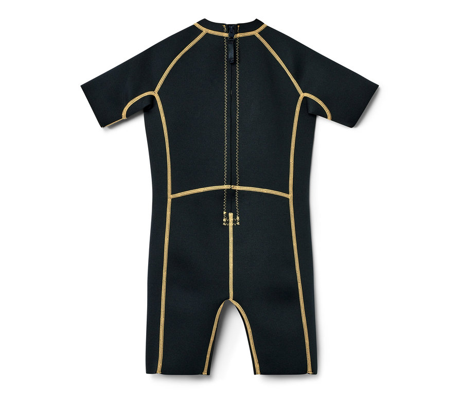 Fekete gyerek neoprénruha rövid ujjakkal és arany díszvarrással.