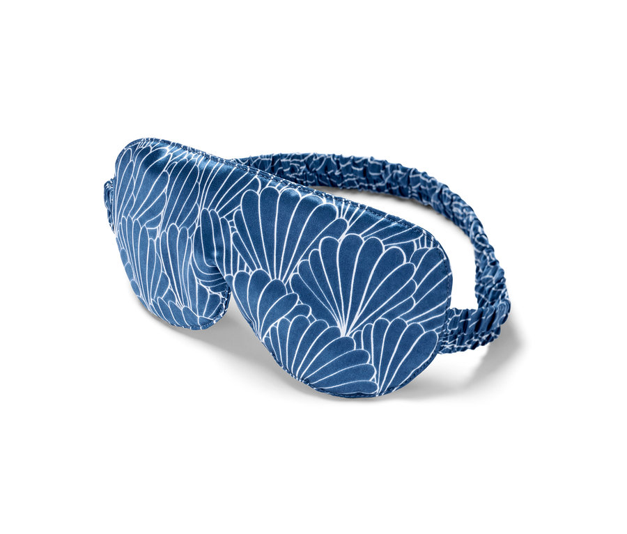 Kék selyem alvómaszk fehér mintával.