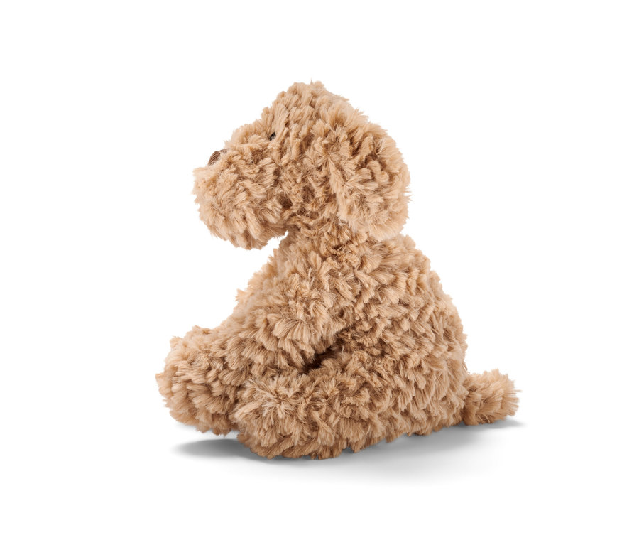 Egy barna Plüssjáték "Kutya" ül oldalt fehér háttéren.