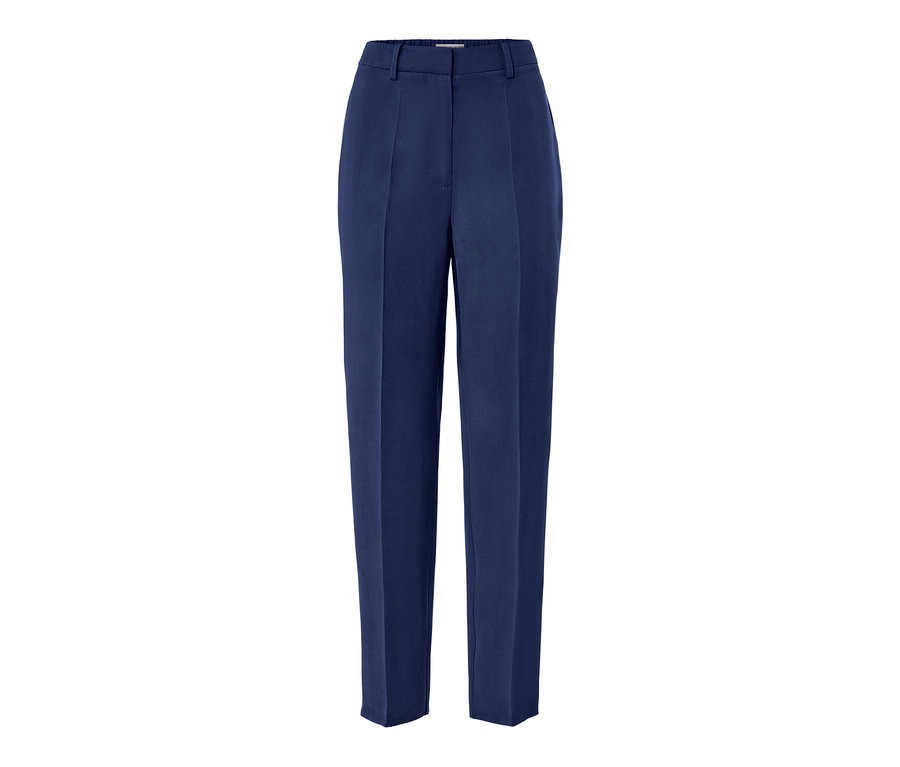 Kék szövött nadrág.