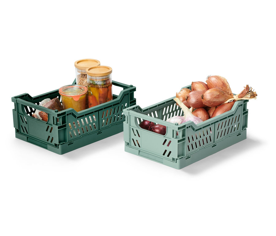 Két összecsukható tárolóláda, egy zöld befőttes üvegekkel, egy világoszöld hagymával és fokhagymával.