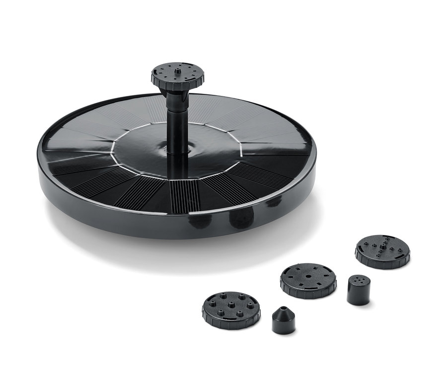 Egy fekete napelemes úszó szökőkút és fúvókák.