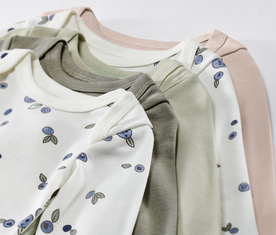 Öt különböző színű, 5 baba hosszú ujjú body, áfonya egymásra helyezve.