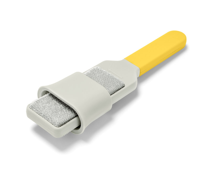 Kétoldalas ruhatisztító kefe sárga nyéllel.