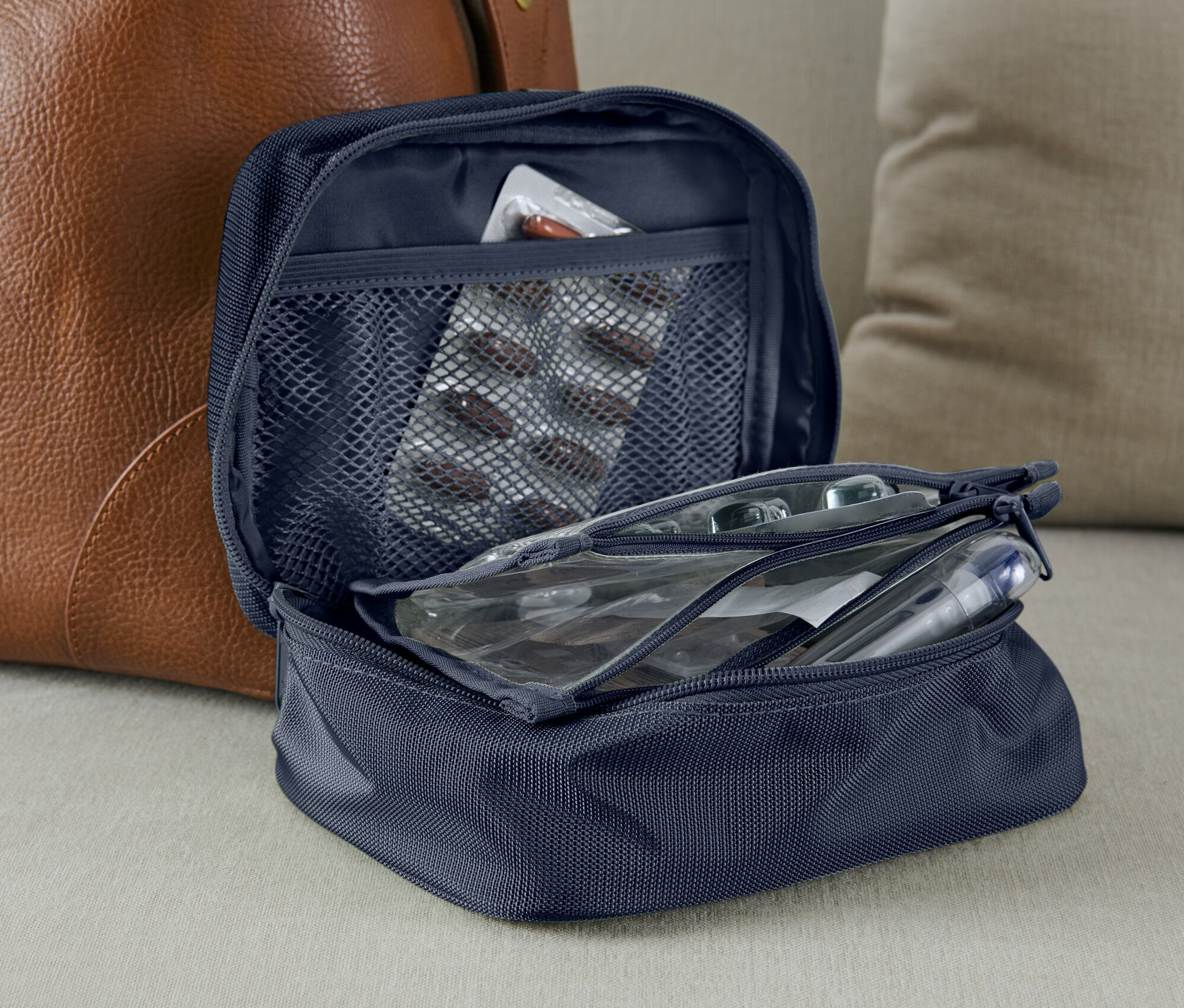 Nyitott kék gyógyszeres táska gyógyszeres levéllel a hálós zsebben.