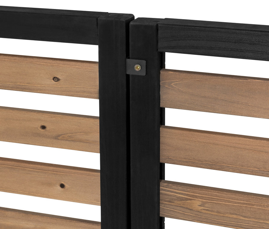 Közelkép egy »Elin« belátásgátló polcmodulról, barna fából készült vízszintes lécekkel és fekete kerettel.