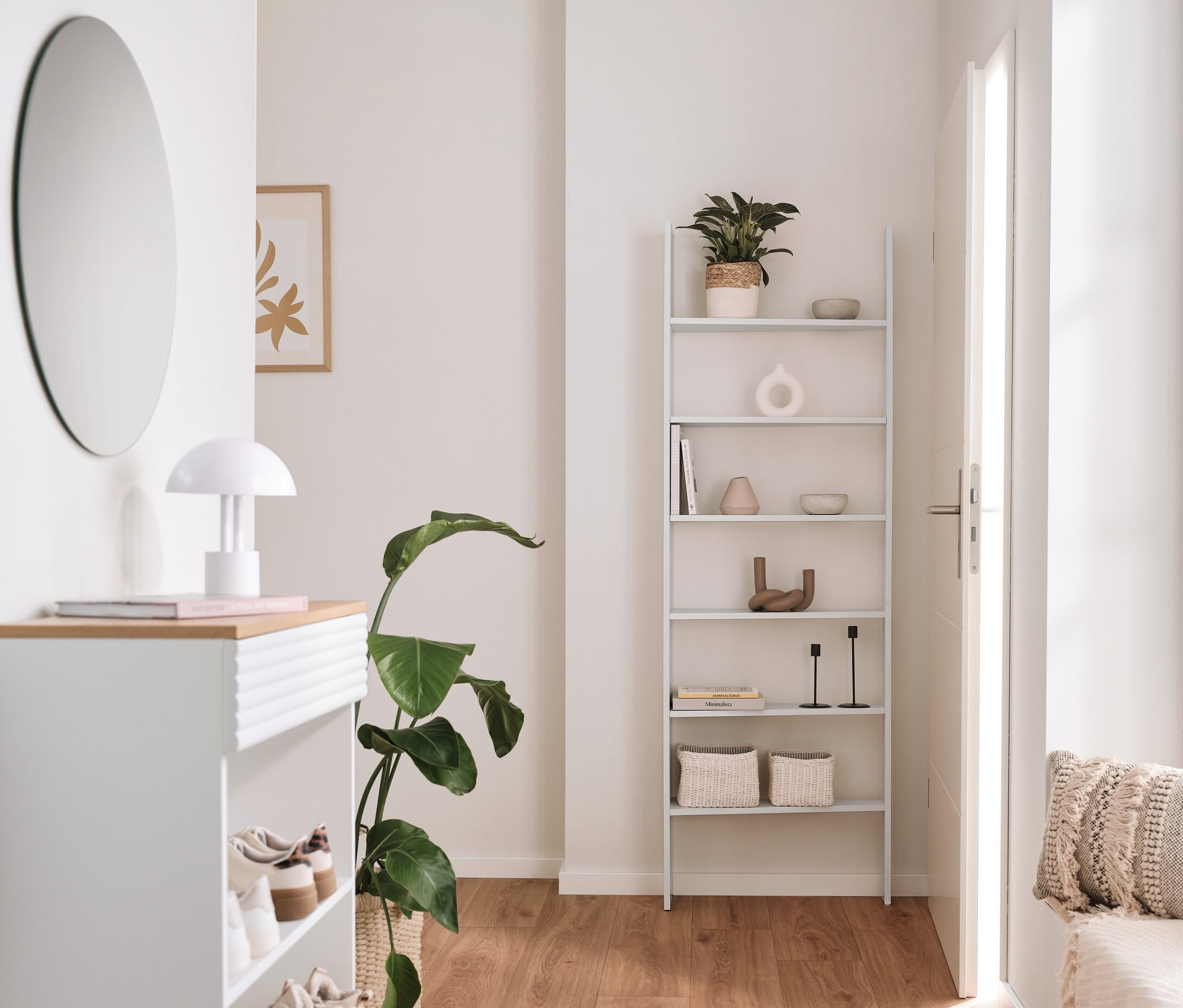 Előszoba konzolasztal, 1 fiókkal, ajtó mögé helyezhető polc és tükör.