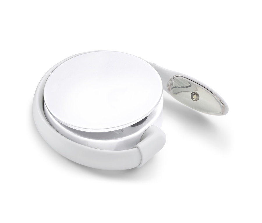 Egy fehér LED-es olvasólámpa fehér háttéren.