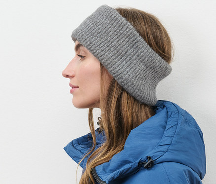 Egy nő profilja kötött fejpánttal.