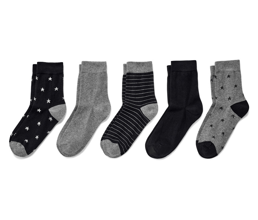 Öt pár zokni különböző színekben és mintákkal.