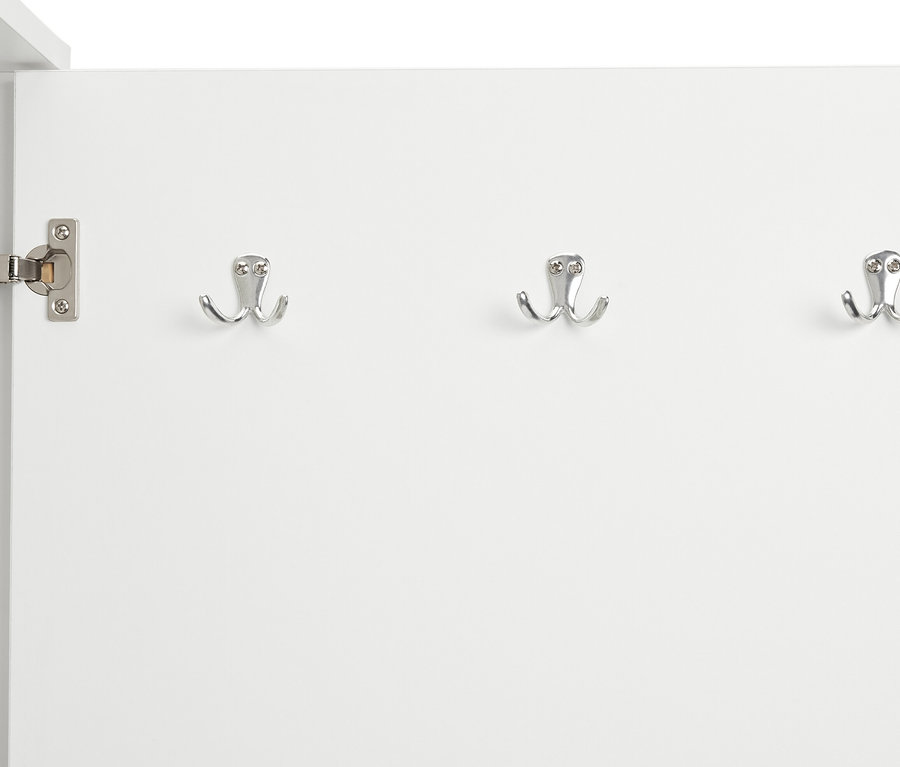 Egy univerzális szekrény belseje fém akasztókkal.