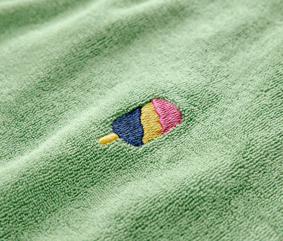 Egy frottír együttes gyerekeknek közelképe, jégkrém hímzéssel.