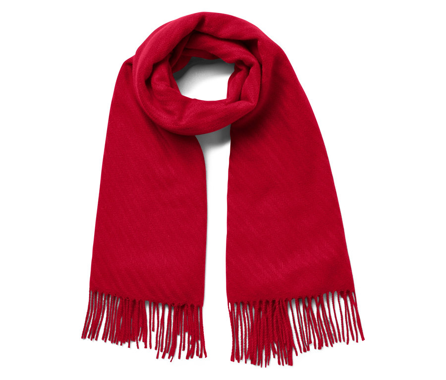 Egy piros, rojtos sál fehér háttérrel.