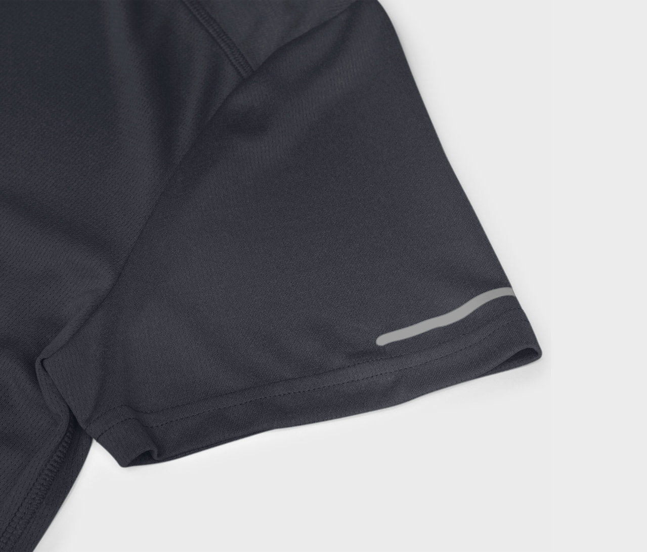 Egy sötétkék, rövid ujjú sportpóló részlete, fényvisszaverő csíkkal.