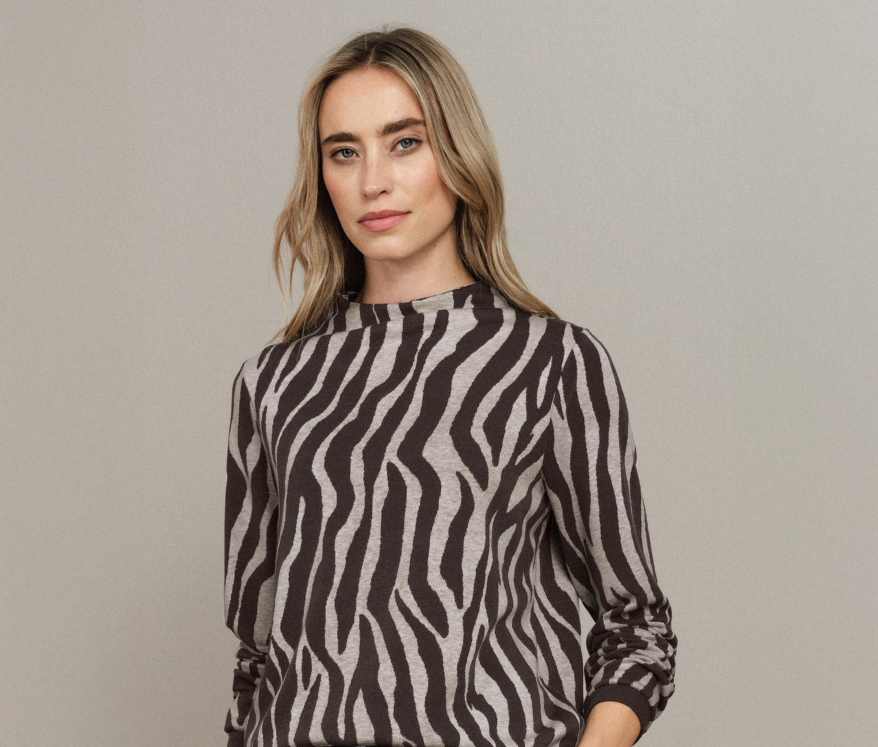 Nő visel egy zebra mintás Street One jacquard pólót.