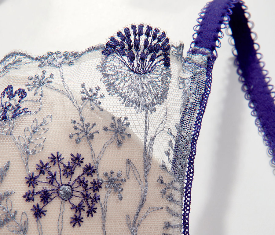 A Passionata merevítős, mélyen kivágott melltartó »Chloe« részletgazdag képe, kék virágmintás hímzéssel.