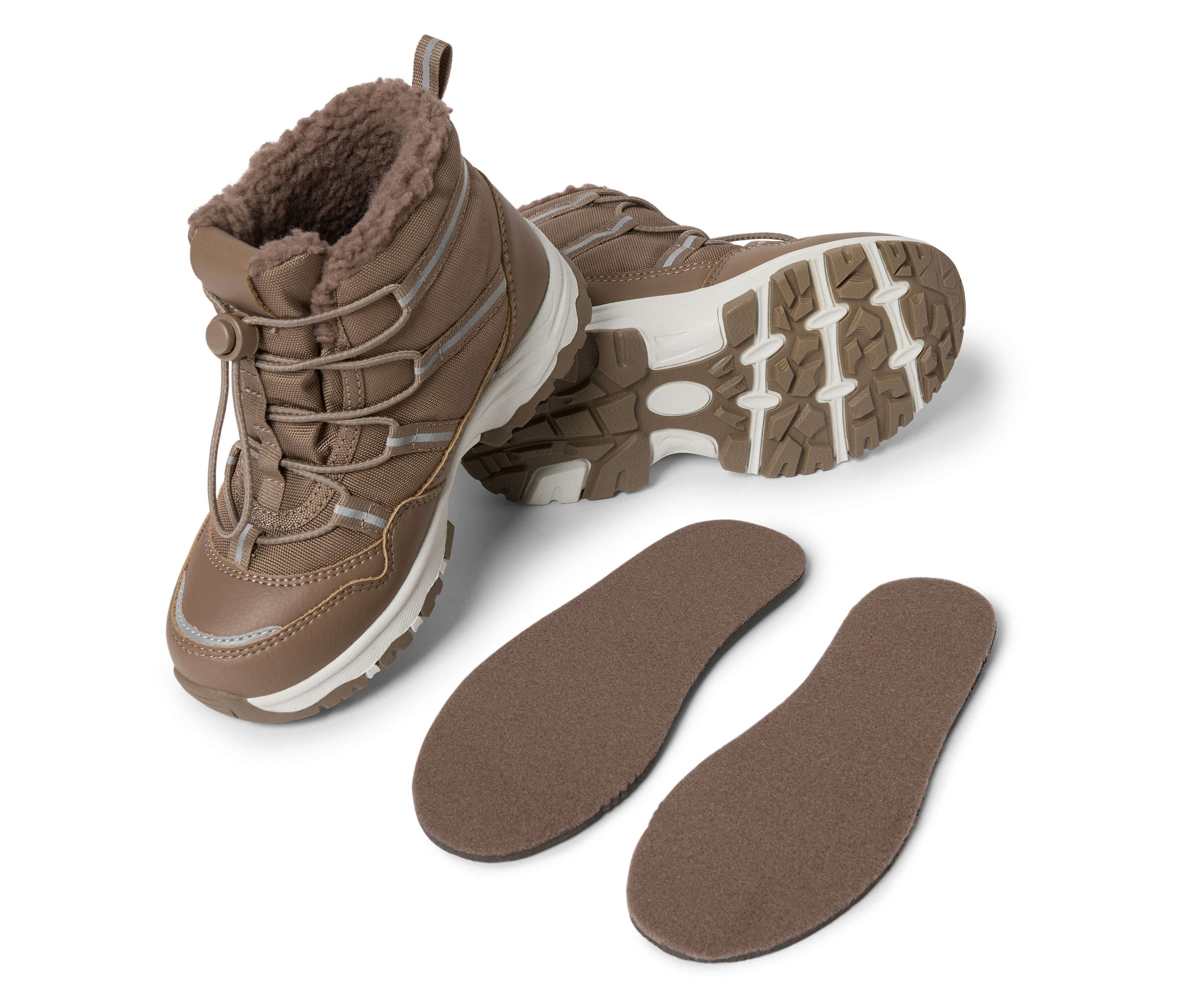 Két barna csizma cipőbetéttel.