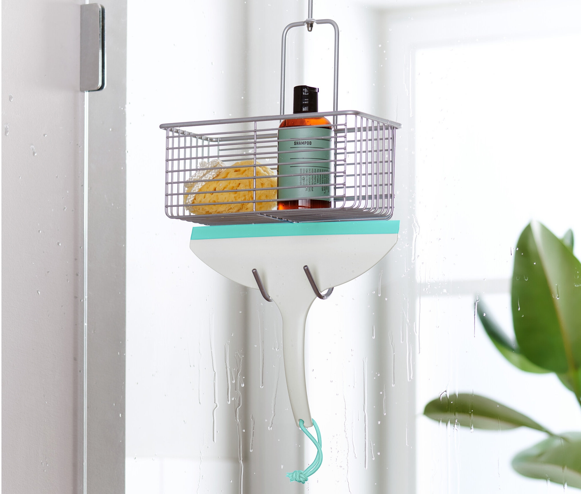 A zuhanyajtóra akasztható tároló samponnal, szivaccsal és ablaktörlővel.