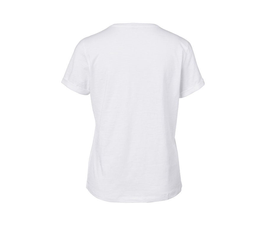 Fehér, nyomott mintás rövid ujjú női felső.