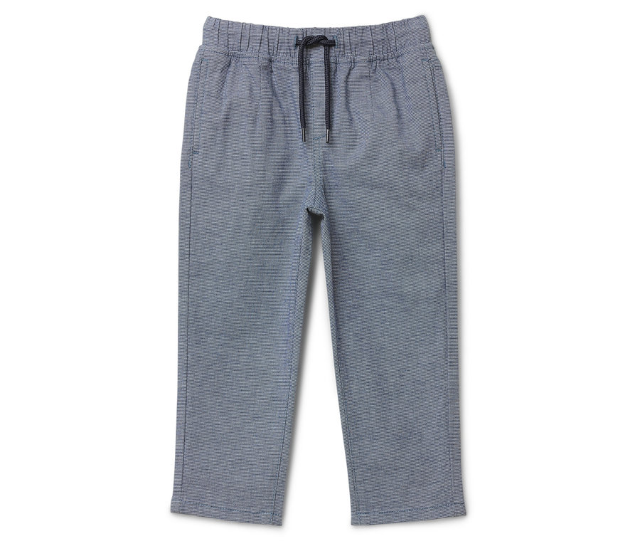 Kék nadrág fekete húzózsinórral a derékrészen.