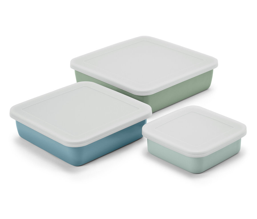 Három különböző színű, négyzet alakú edény fehér fedőkkel.
