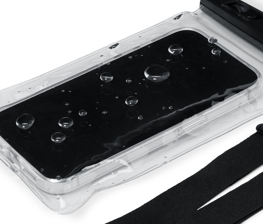 Fekete okostelefon vízálló tokban, vízcseppekkel.