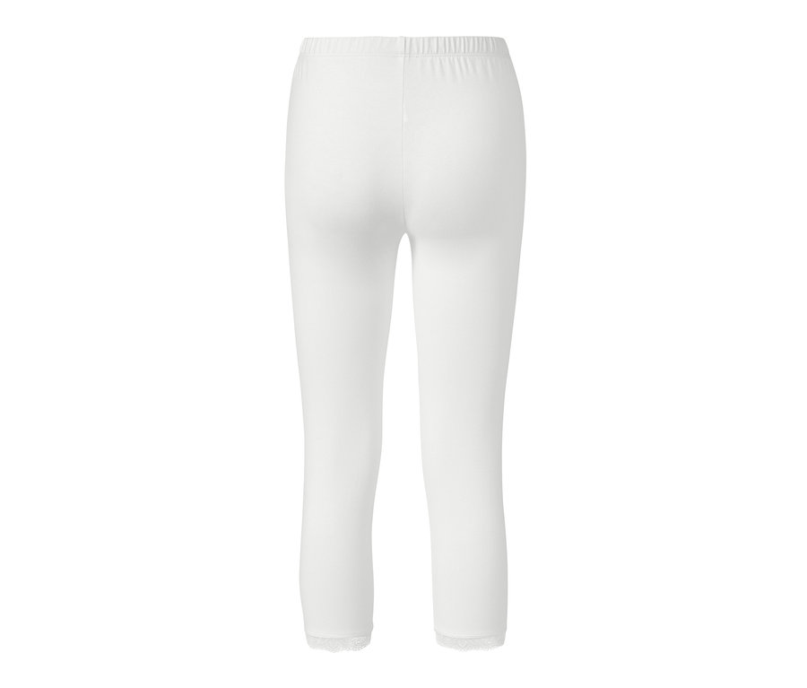 Egy fehér, csipkés szegélyű, háromnegyedes leggings részletfotója.