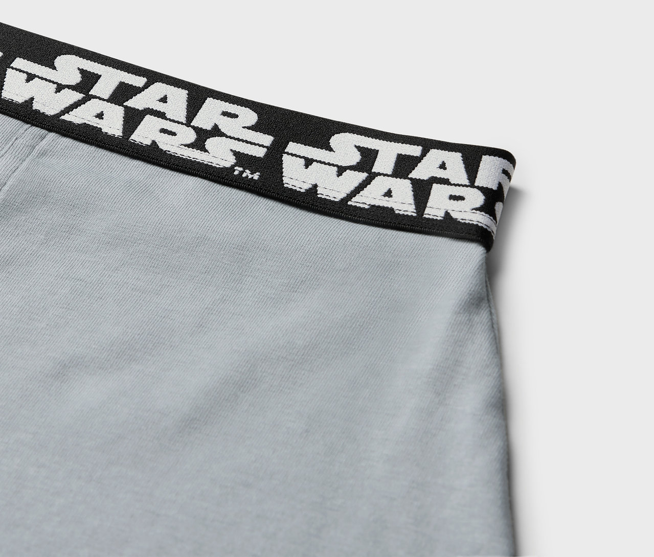 Szürke boxeralsó részlete fekete, fehér STAR WARS feliratos derékpánttal.