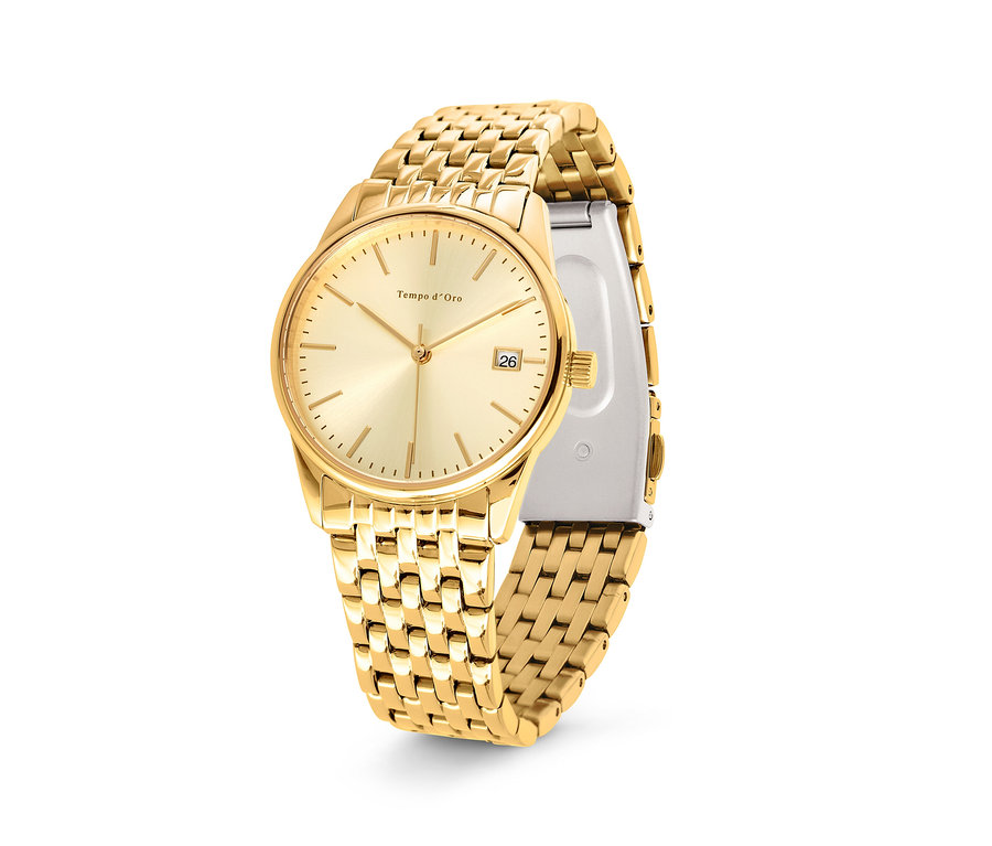 Egy arany női karóra közeli képe.